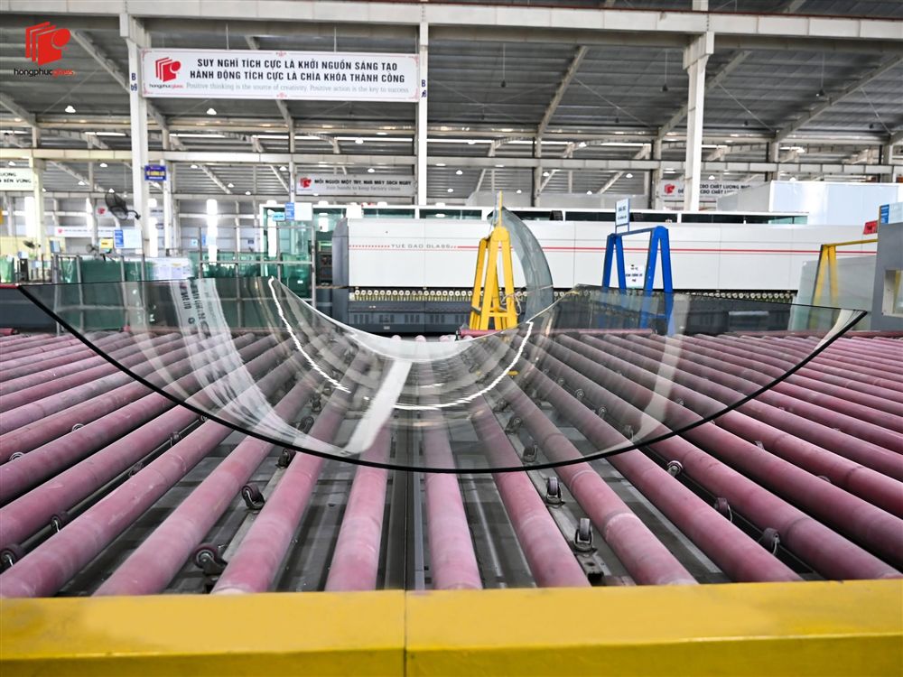 KÍNH UỐN CONG R NHỎ – MỞ LỐI CHO NHỮNG THIẾT KẾ TÁO BẠO