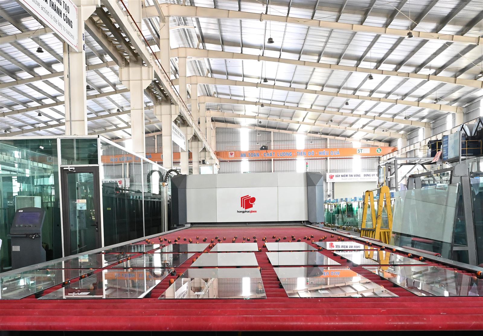 VÌ SAO KÍNH PHỦ CƯỜNG LỰC XUẤT HIỆN HIỆU ỨNG KHUNG TRANH?